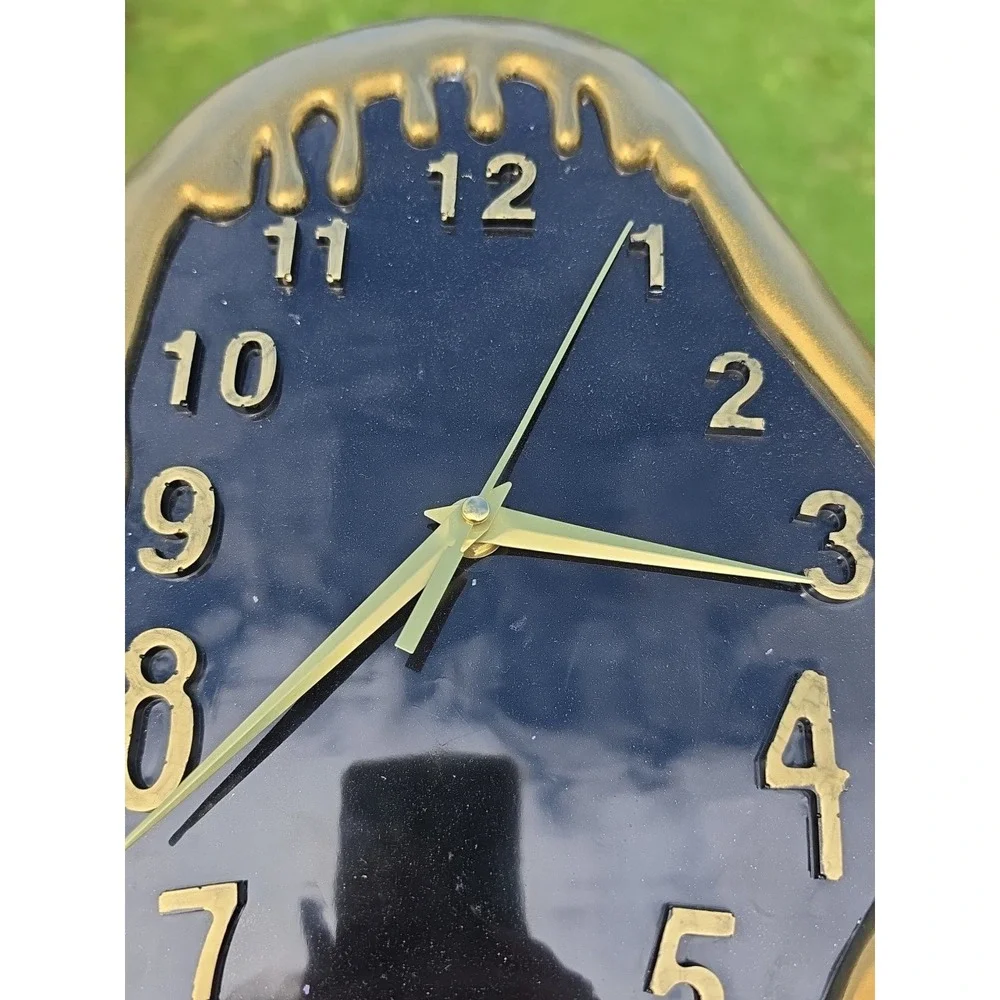 Handmade Resin Dripping Clocks.   1017